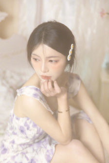 舞蹈生戴小玩具练劈叉